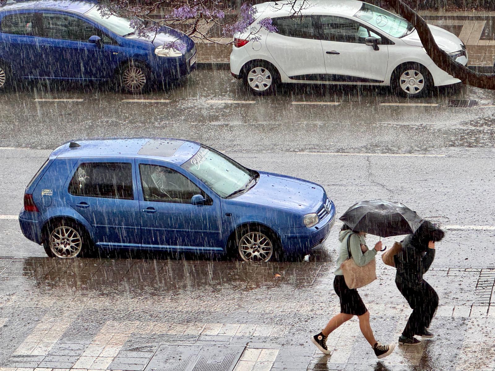 La lluvia descargando sobre Málaga en una imagen de archivo