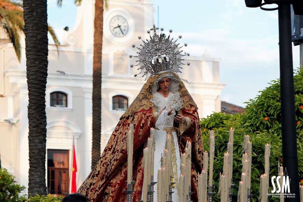Hermandad de la Sagrada Cena en las calles de Mérida