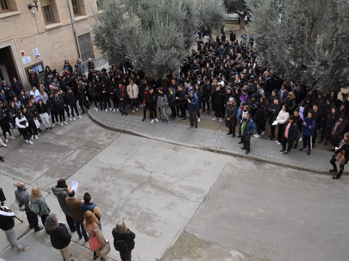 La "Marea Negra" invade las calles de Barbastro por el 25-N