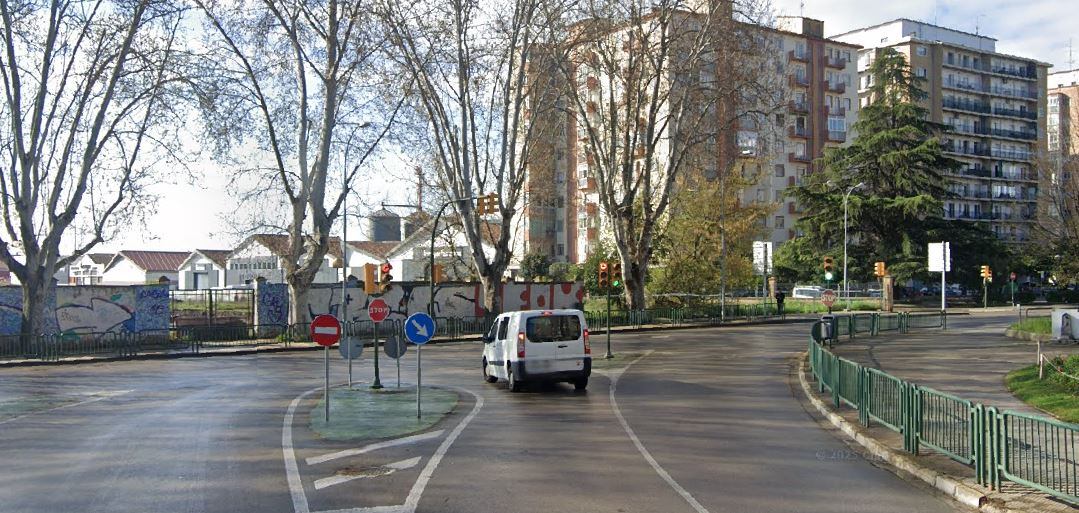 Zona en la que se construirá la rotonda, entre Martínez de Velasco, Juan XXIII y la calle Almudévar
