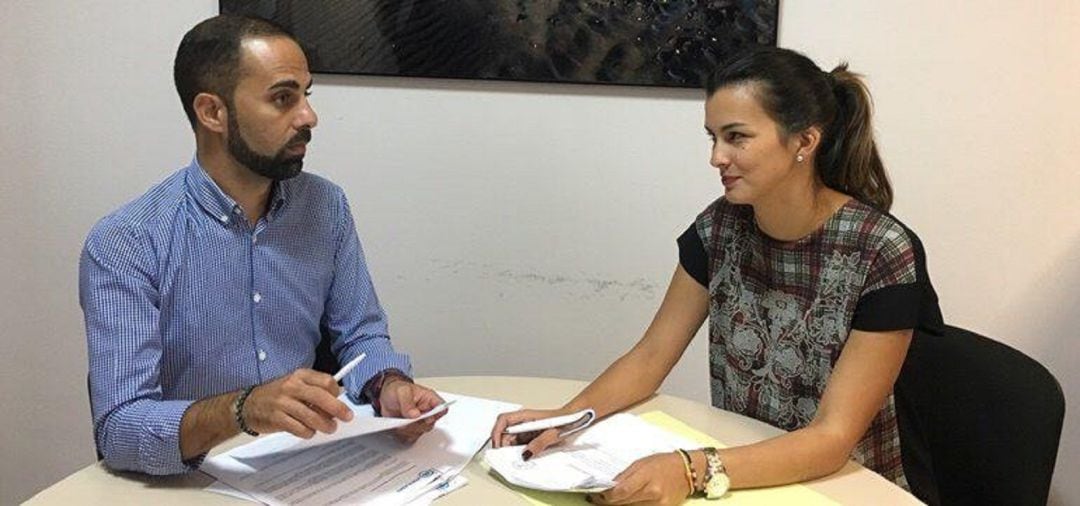 Jonás Álvarez y Nieves Arrocha, concejales del PP en el Ayuntamiento de Teguise.