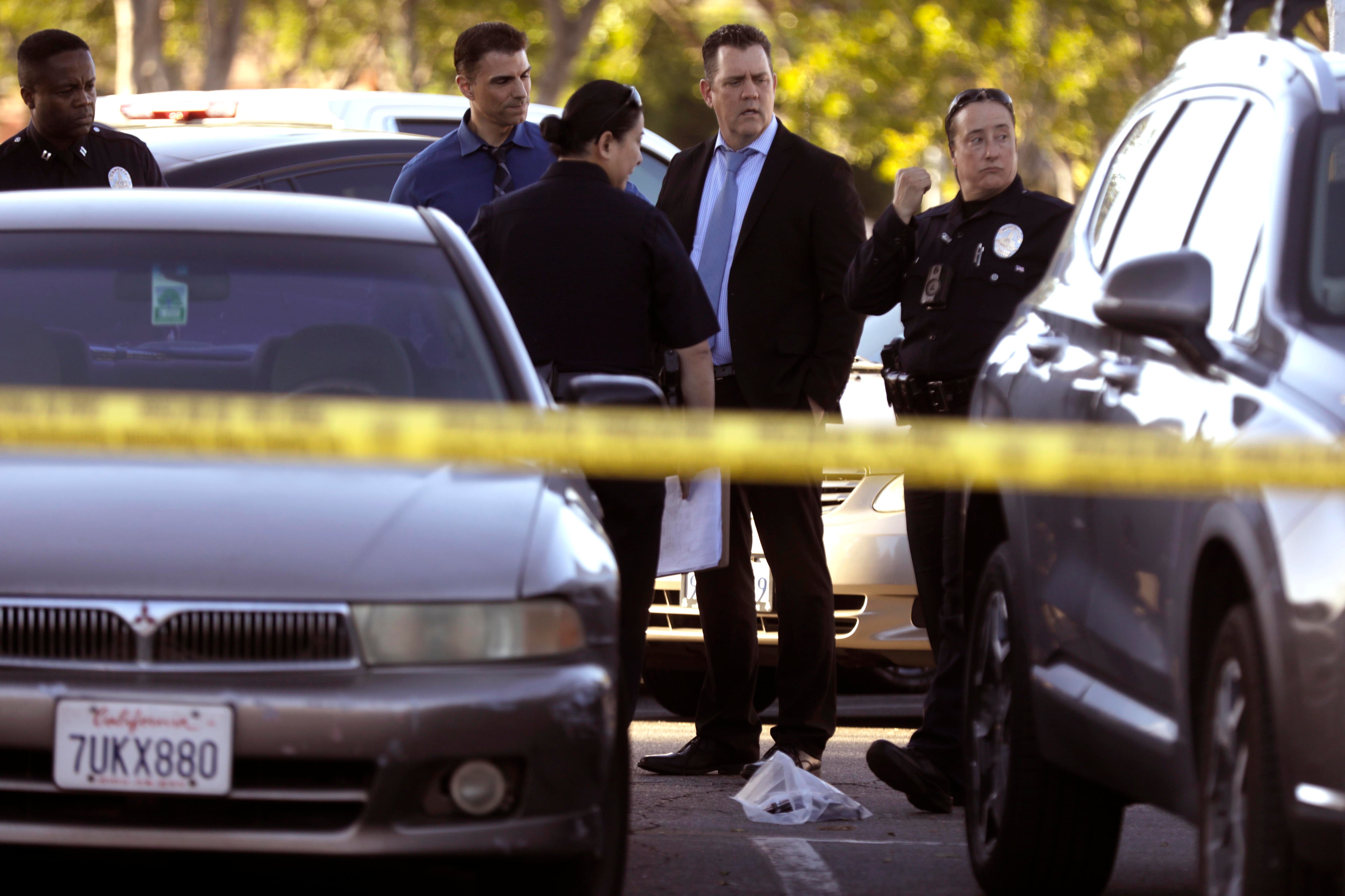 Miembros de la Policía acordonan la zona tras un tiroteo en West Hills, Los Ángeles, el pasado 1 de abril