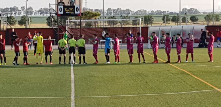 Ambos equipos se saludan.