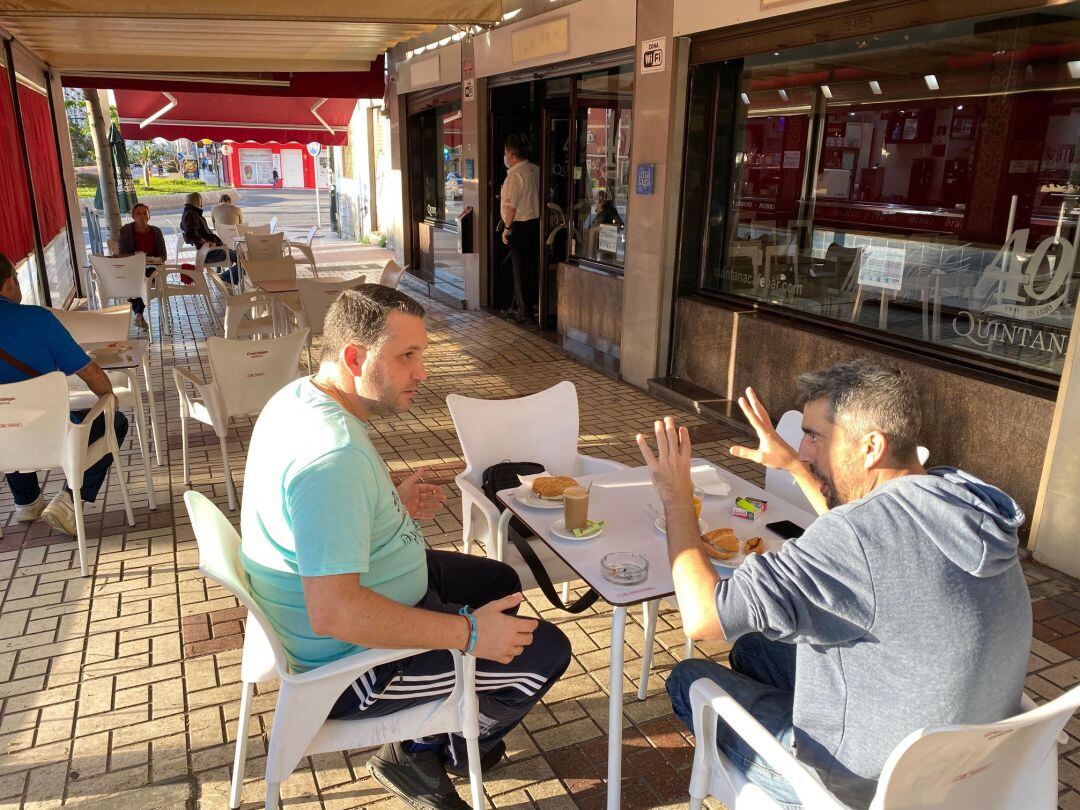 La ciudad empieza a recobrar cierta normalidad con bares, cafeterías y terrazas sirviendo comidas el confinamiento