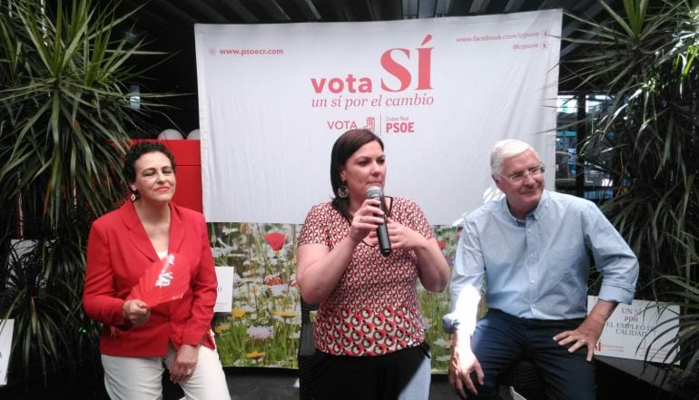 Maite Fernández (centro) presentando a Magdalena Valerio y José María Barreda en el acto de esta mañana en Puertollano