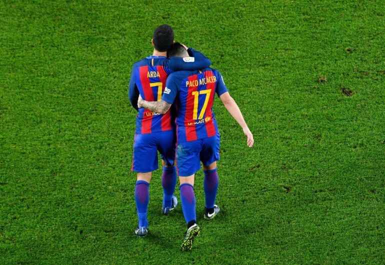 Paco Alcácer y Arda Turan celebran uno de los goles.