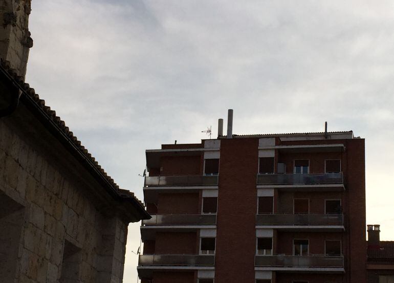 Edificio con las antenas de telefonía móvil. 