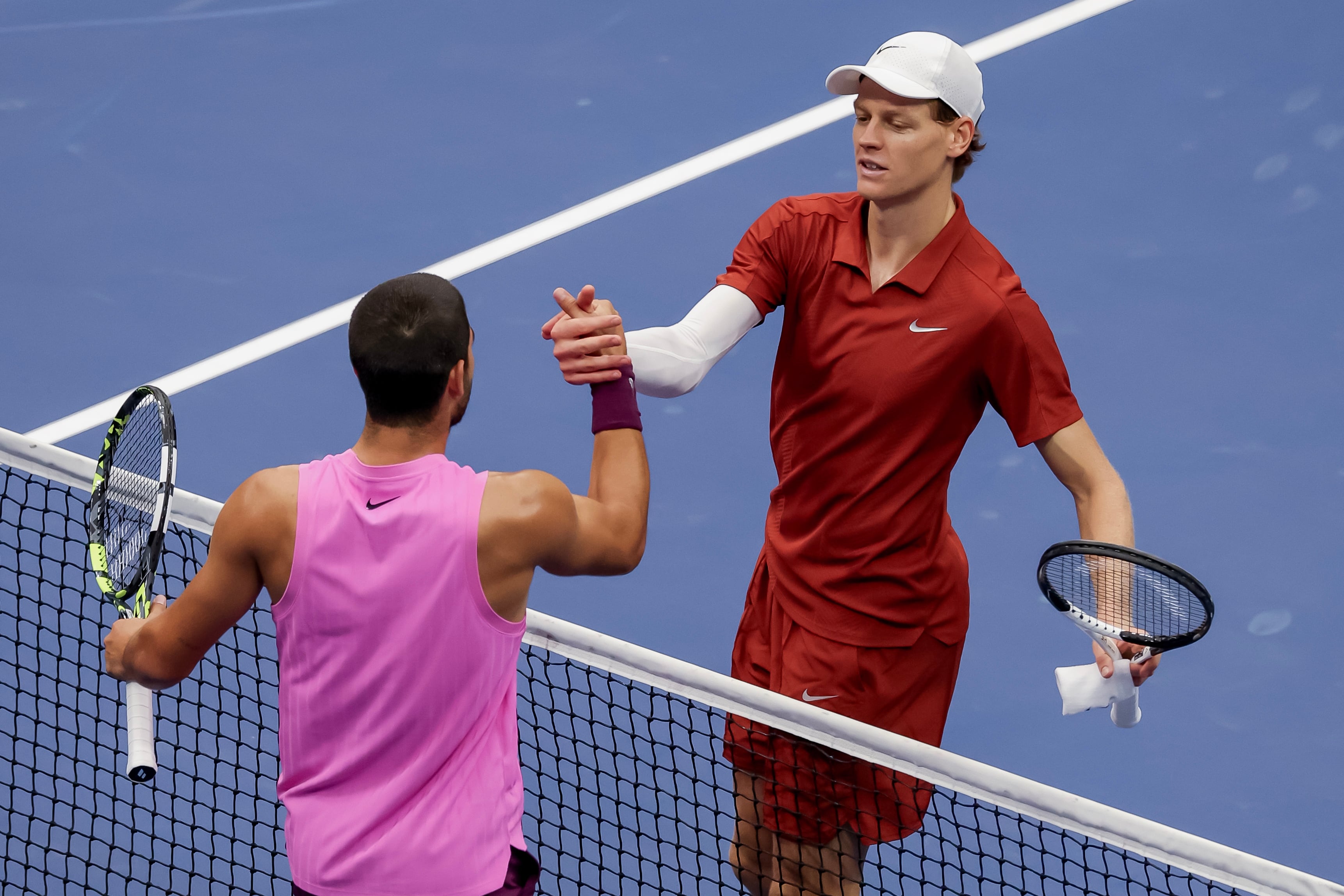Carlos Alcaraz y Jannik Sinner se saludan tras la final del US Open