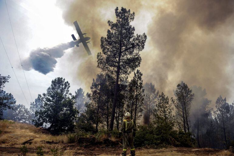 Incendio forestal de Castro de Beiro. EFE/Brais Lorenzo