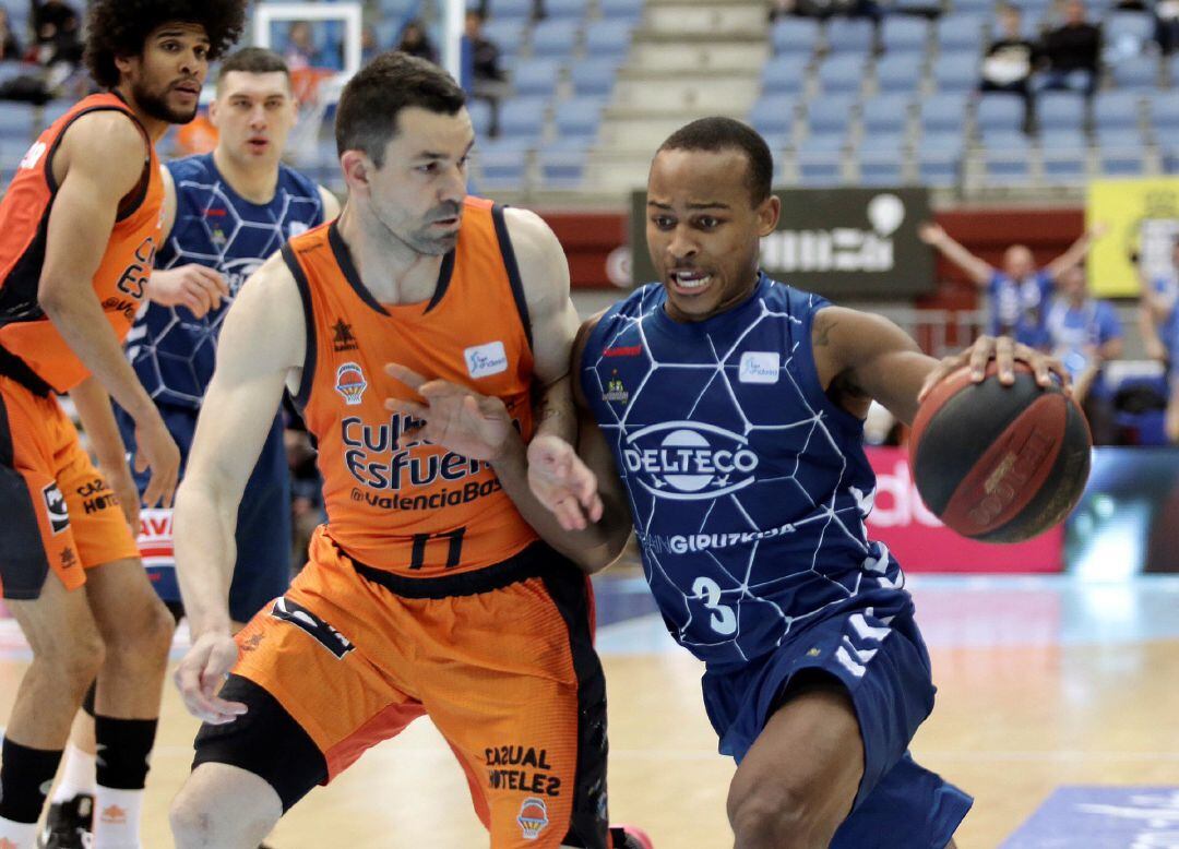 GRAF6958. SAN SEBASTIÁN, El escolta del Valencia Basket, Rafa Martínez (i) y el base estadounidense del Delteco GBC, Nevels Garrett (d), durante el partido de la Liga Endesa de baloncesto disputado hoy en el San Sebastián Arena 2016. EFE, Gorka Estrada