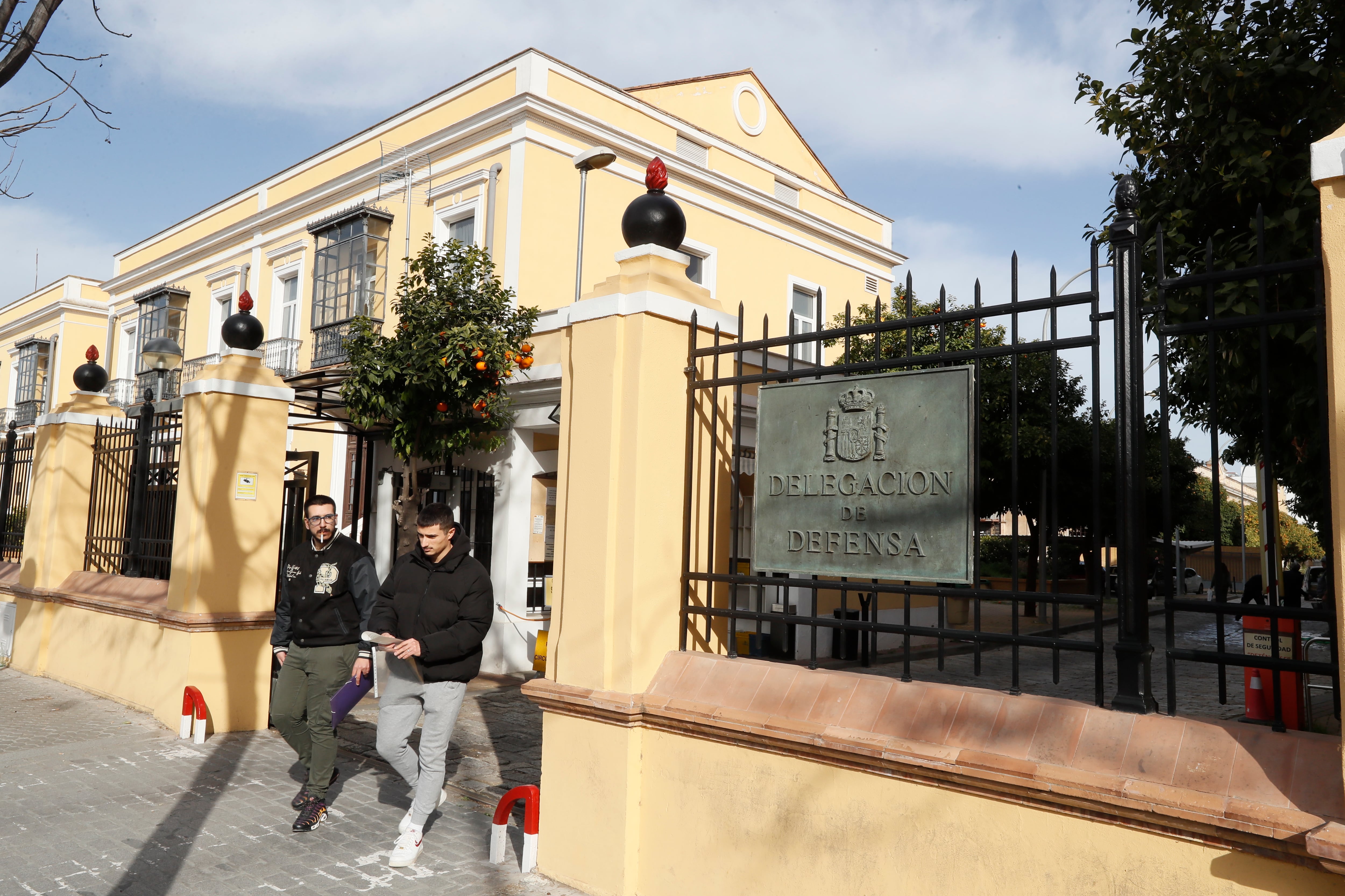 Fachada del edificio de la Delegación de Defensa donde este martes el Tribunal Militar Territorial Segundo, con sede en Sevilla, acoge la vista oral contra un sargento acusado por la muerte el 25 de marzo de 2019 de Alejandro Jiménez, el legionario de 22 años que falleció de un disparo en unos ejercicios de adiestramiento con fuego real en Agost (Alicante), y otros tres militares que presuntamente lo encubrieron. EFE/José Manuel Vidal