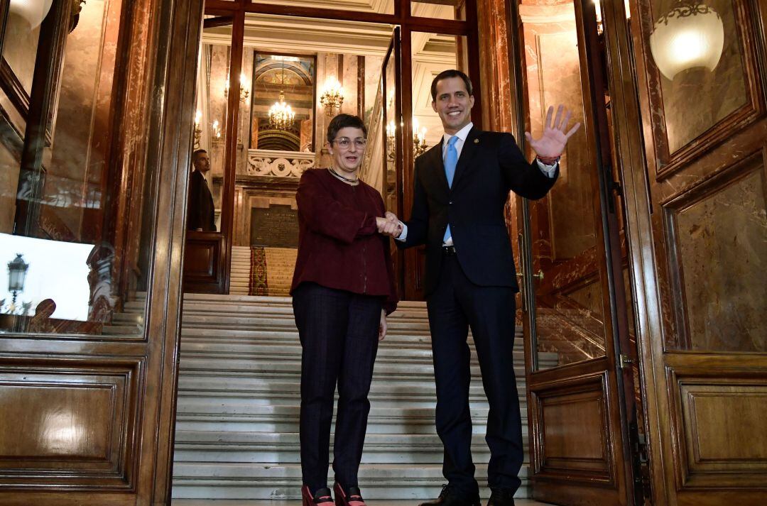 Juan Guaidó y la ministra de Asuntos Exteriores, Arancha González Laya.