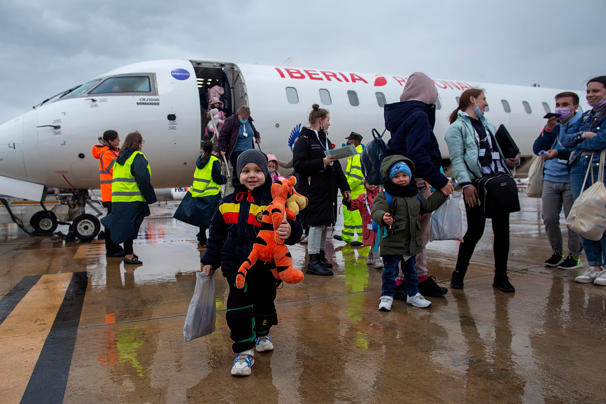 Llega otro avión a València con familias ucranianas organizado por Juntos por la vida