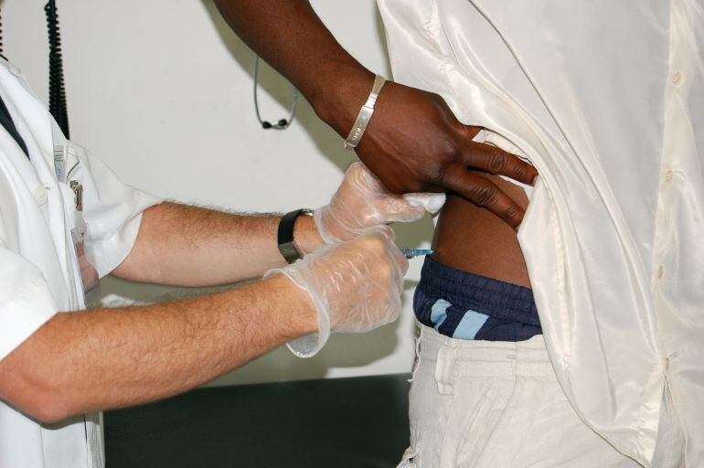 Un professional subministrant una vacuna a un pacient