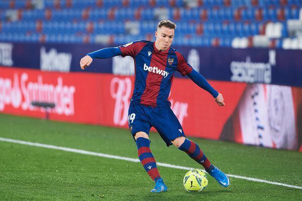 Carlos Clerc golpea un balón durante un partido