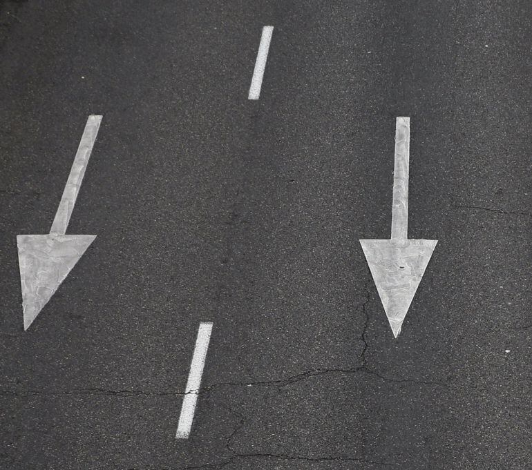 Señalización horizontal de una vía española. 