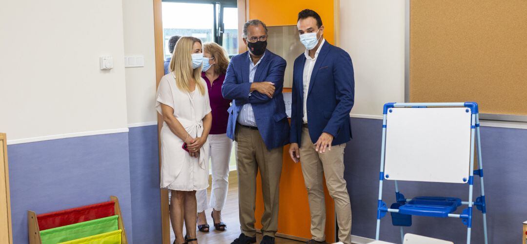 Enrique Ossorio, consejero de Educación de la Comunidad de Madrid, durante su visita a un colegio