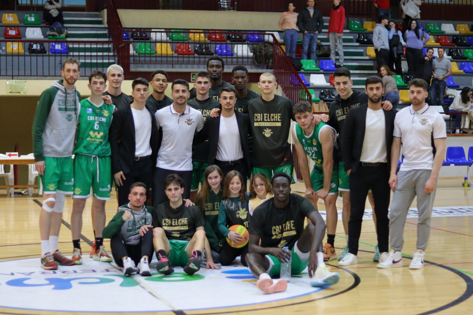 El plantel del CBI Elche tras el partido ante el líder Gandía en el Pabellón Esperanza Lag de Elche