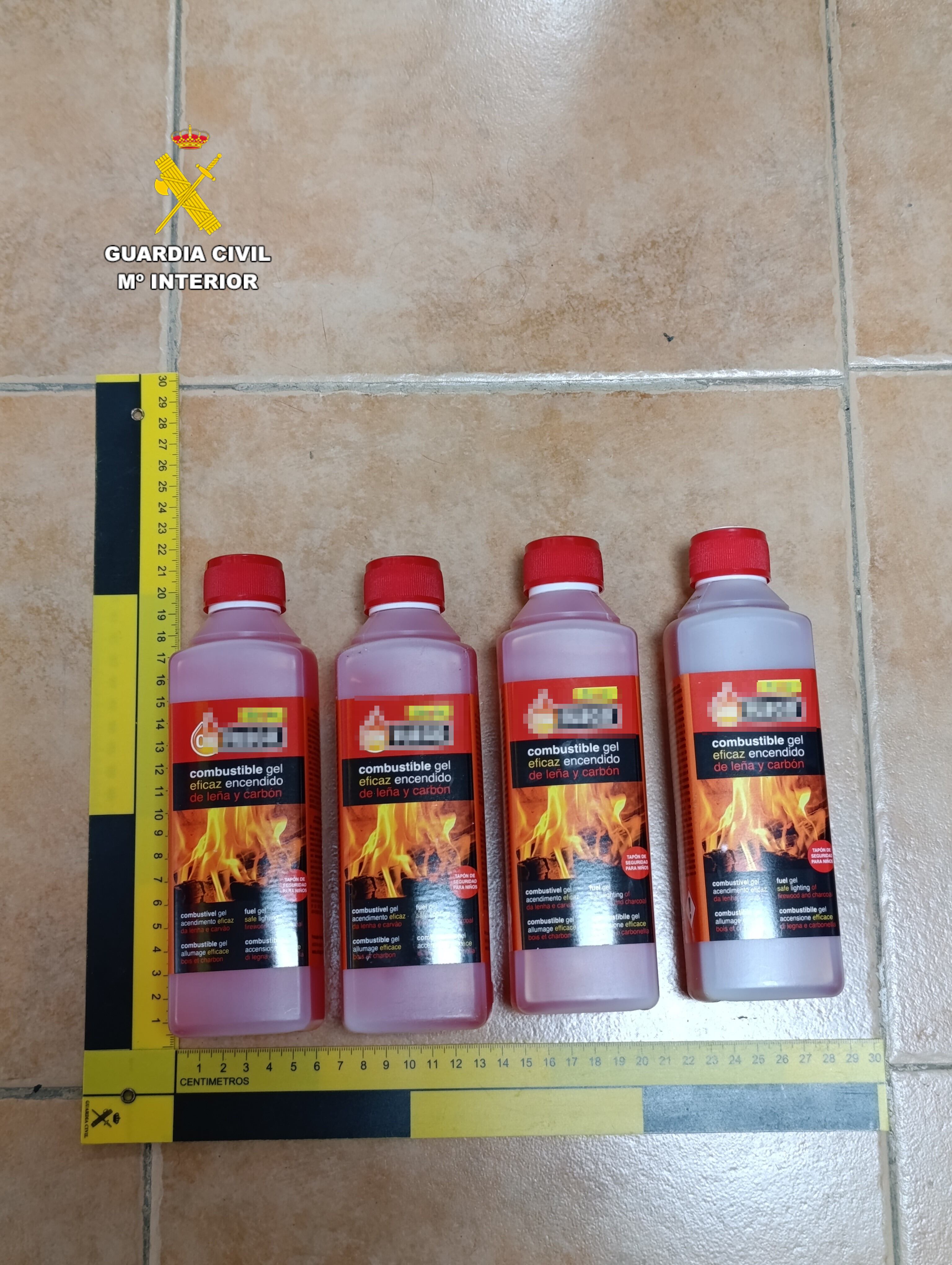 Fotografía de algunos de los objetos incautados durante la operación