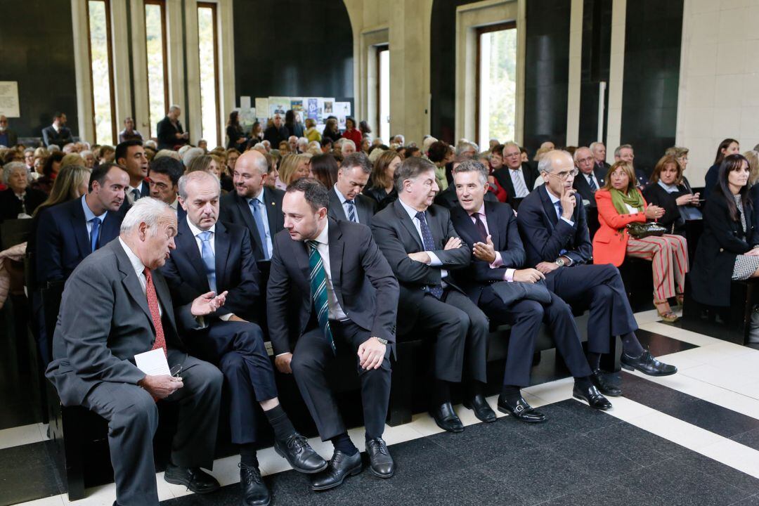 Simó Duró, president de la Federació de la Gent Gran, conversa amb el ministres Xavier Espot durant la celebració de la Festa Magna