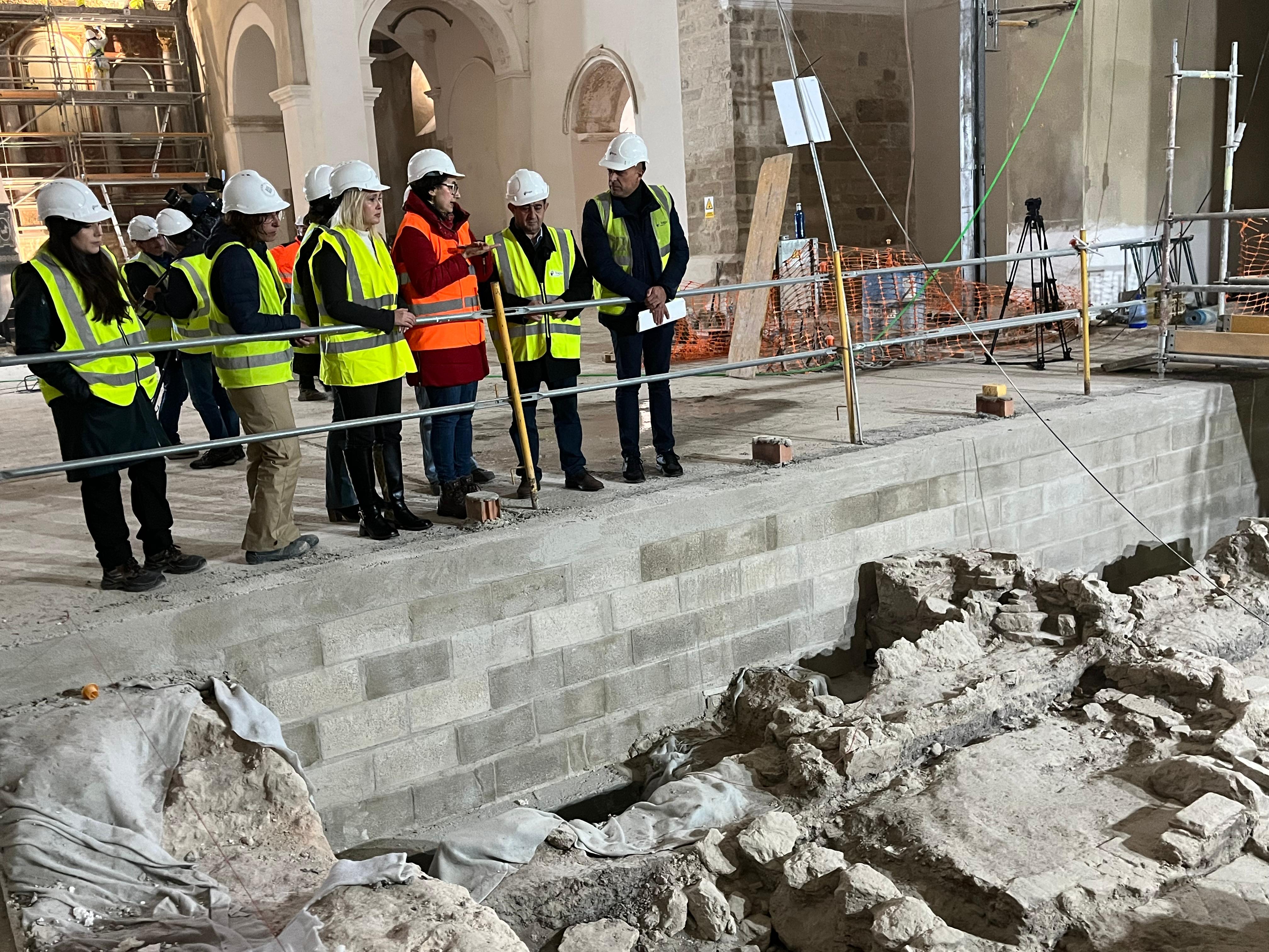 El presidente de la Diputación, Paco Reyes (segundo por la dcha), acompañado de autoridades locales durante la última visita a la iglesia de Santo Domingo.