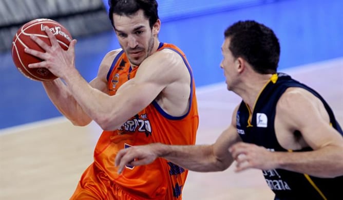 El escolta del Valencia CB Pau Ribas defiende el balón ante el escolta estadounidense del Herbalife Gran Canaria Ryan Toolson durante la segunda semifinal de la Copa del Rey de baloncesto en la que se han impuesto los levantinos.