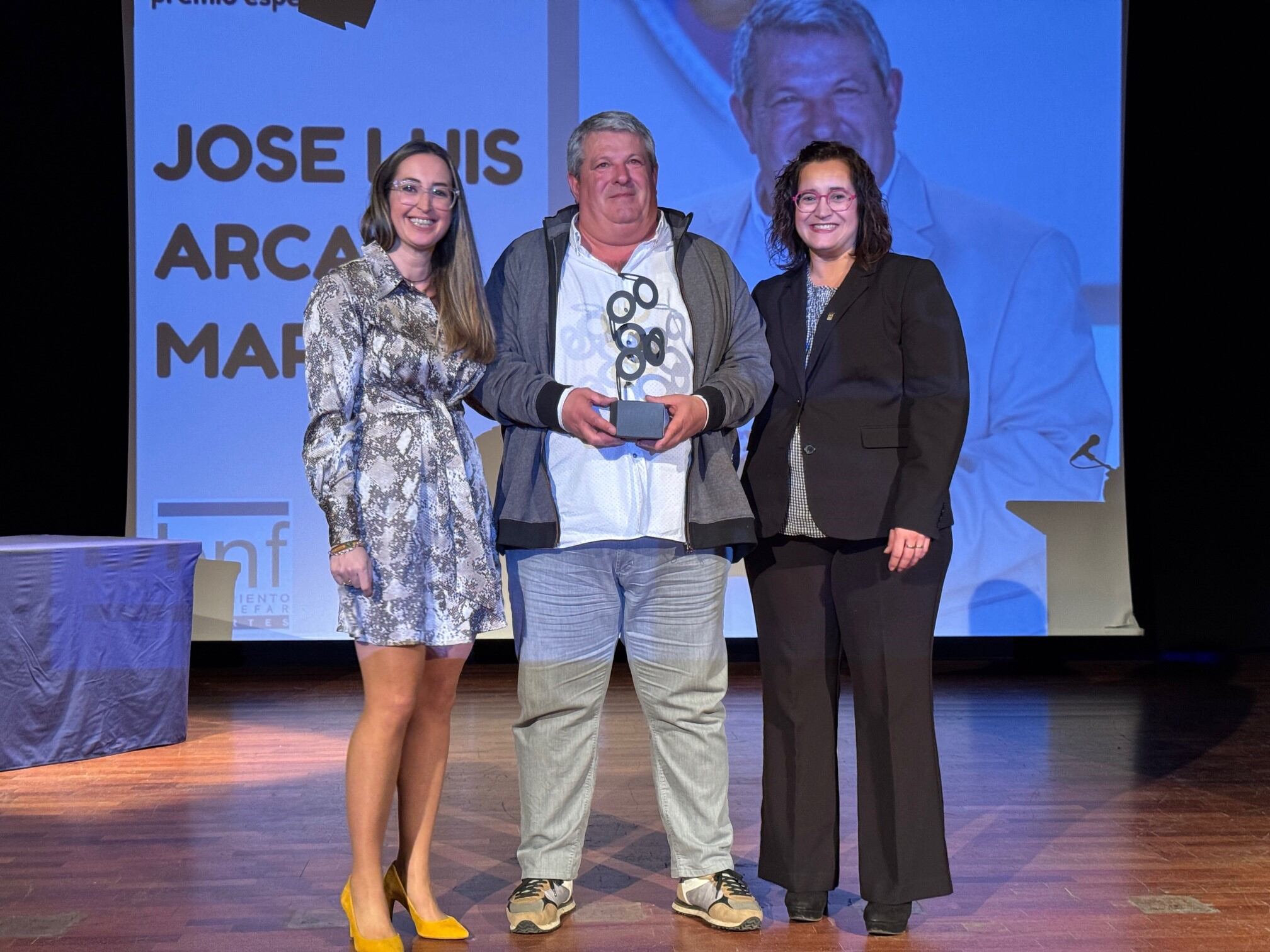 José Luis Arcas con Beatriz Oliván y Patricia Rivera. Foto: Ayto. Binéfar