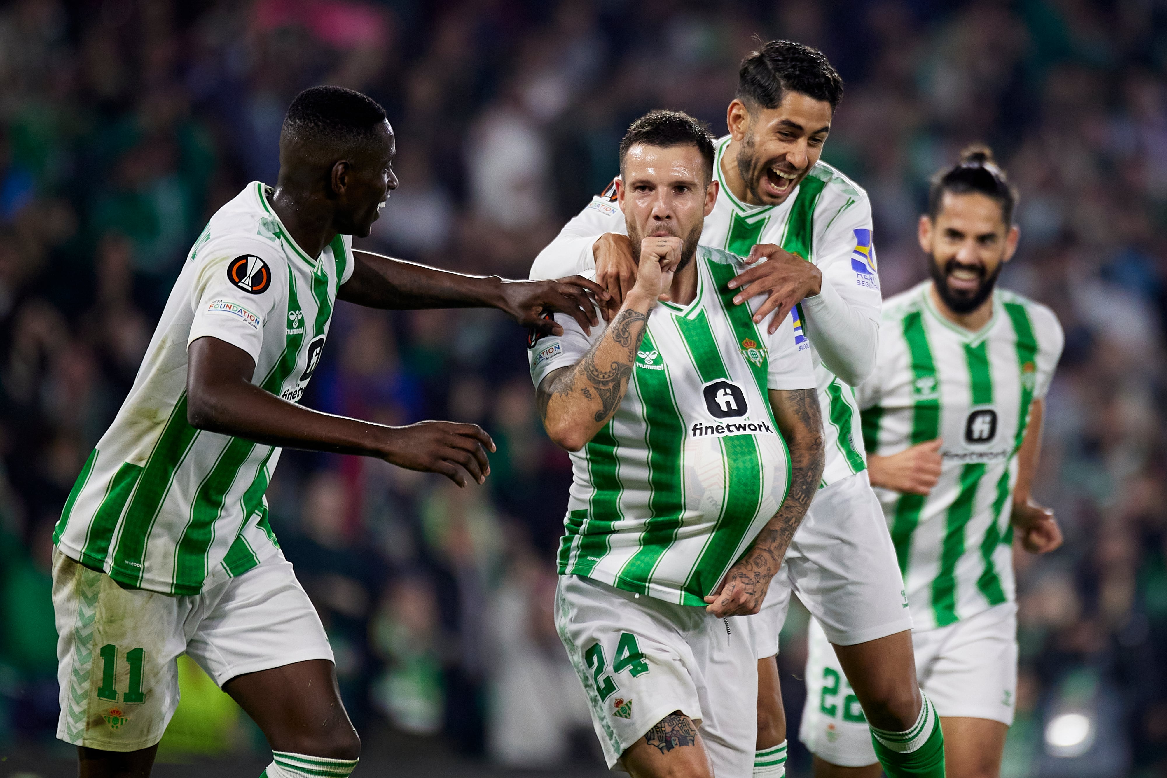 Aitor Ruibal celebra su gol con el Real Betis en Europa League. (Photo by Jesus Ruiz/Quality Sport Images/Getty Images)