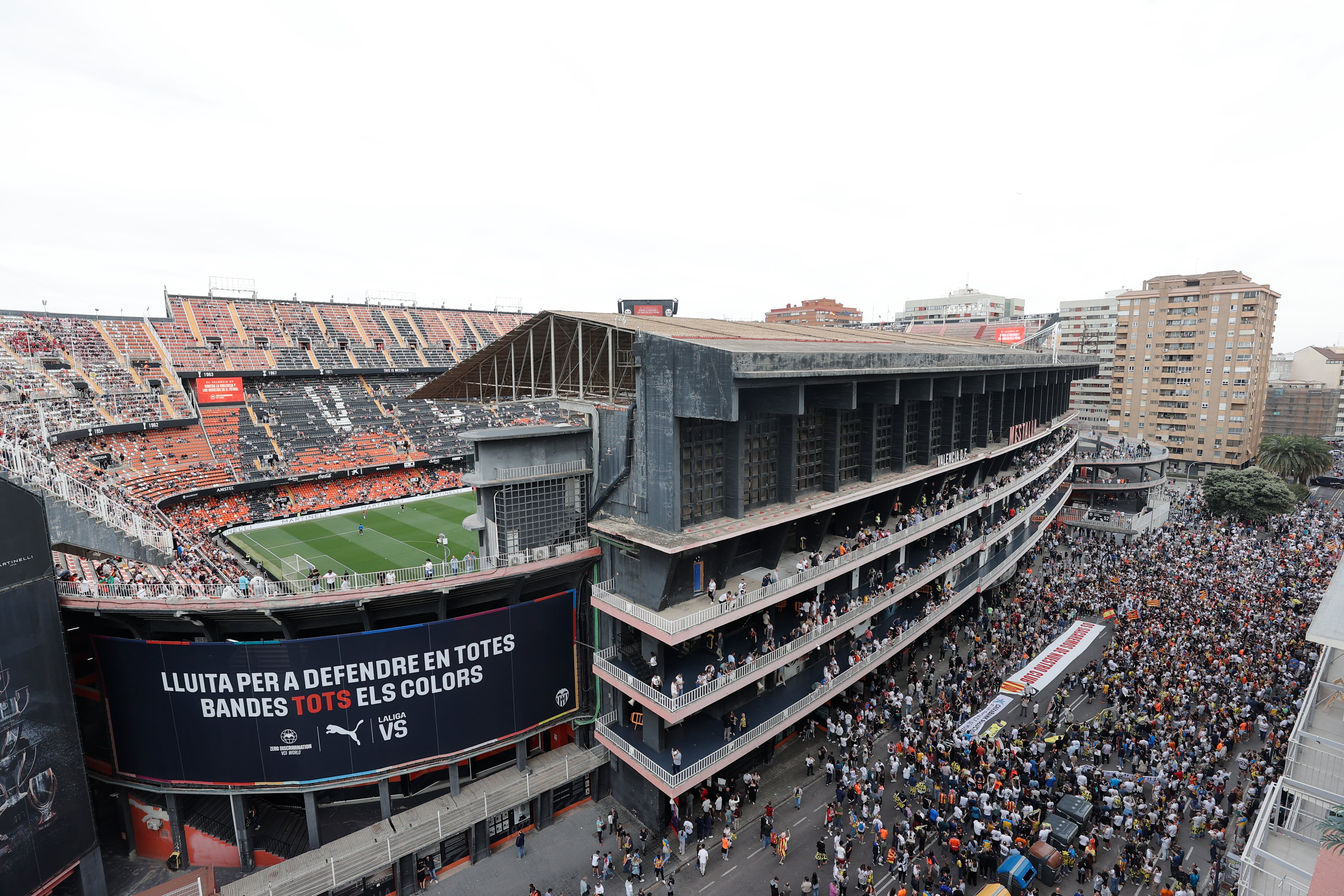 VALENCIA, 19/05/2024.- Aficionados del Valencia se manifiestan en los exteriores del estadio de Mestalla en contra de la gestión del presidente del equipo valencianista, Peter Lim, antes del inicio del encuentro correspondiente a la jornada 37 que Valencia y Girona disputan hoy Domingo. EFE / Manuel Bruque.
