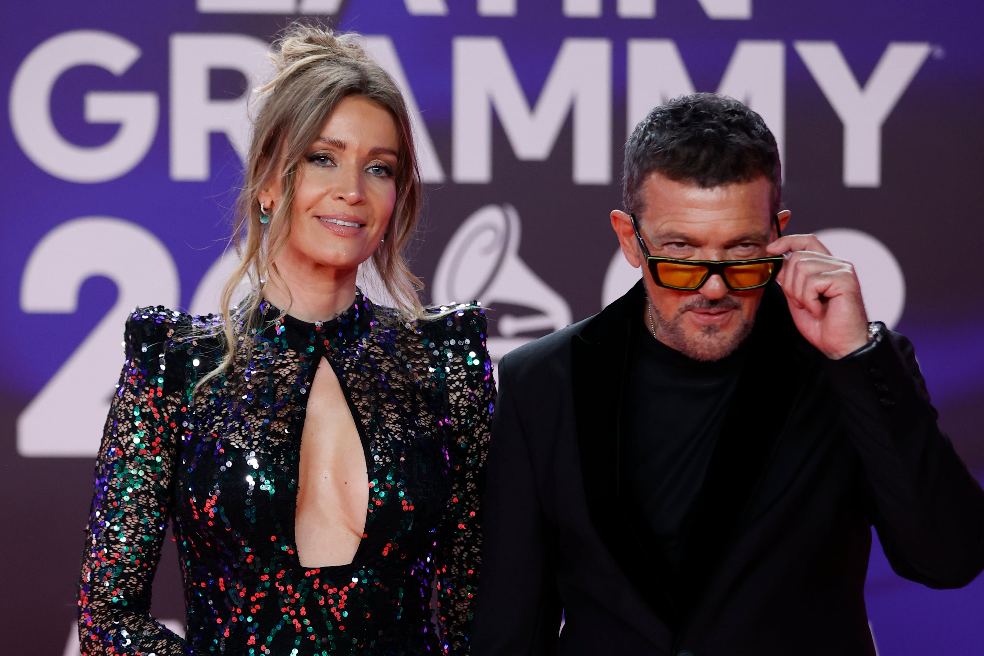 SEVILLA. 16/11/2023.- Nicole Kimpel y Antonio Banderas posan para los fotógrafos en la alfombra roja de la gala anual de los Latin Grammy, este jueves en Sevilla. EFE/Jorge Zapata
