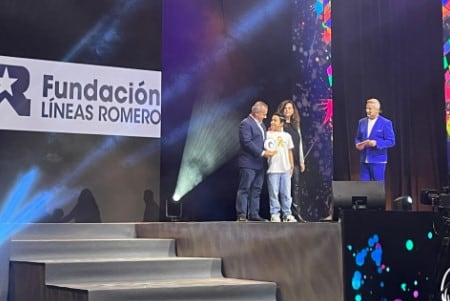 Entrega del galardón a la Fundación Líneas Romero en la VII Gran Gala Pequeño Valiente.