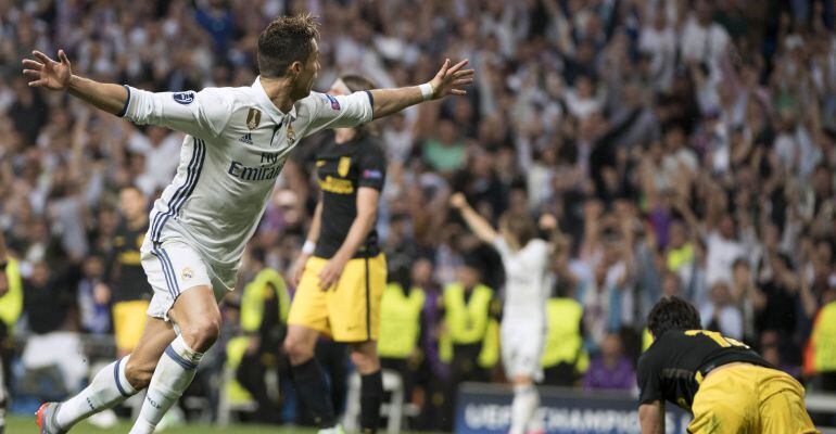 Cristiano Ronaldo celebra uno de sus goles ante el Atlético en el último derbi disputado en el Bernabéu