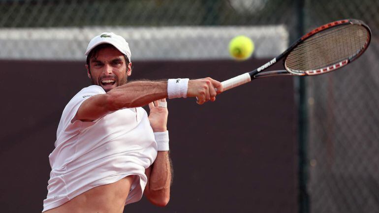 El tenista español Pablo Andujar devuelve la pelota al austríaco Gerald Melzer (fuera de la foto) hoy, martes 20 de febrero de 2018, durante un partido del Abierto de tenis de Río de Janeiro (Brasil)