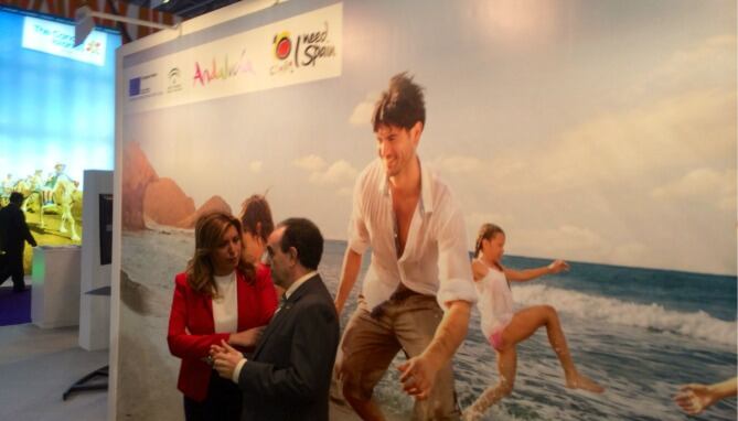 La presidenta de la Junta, Susana Díaz, y el consejero de Turismo, Rafael Rodríguez, hablan ante el stand de Andalucía en la World Travel Market