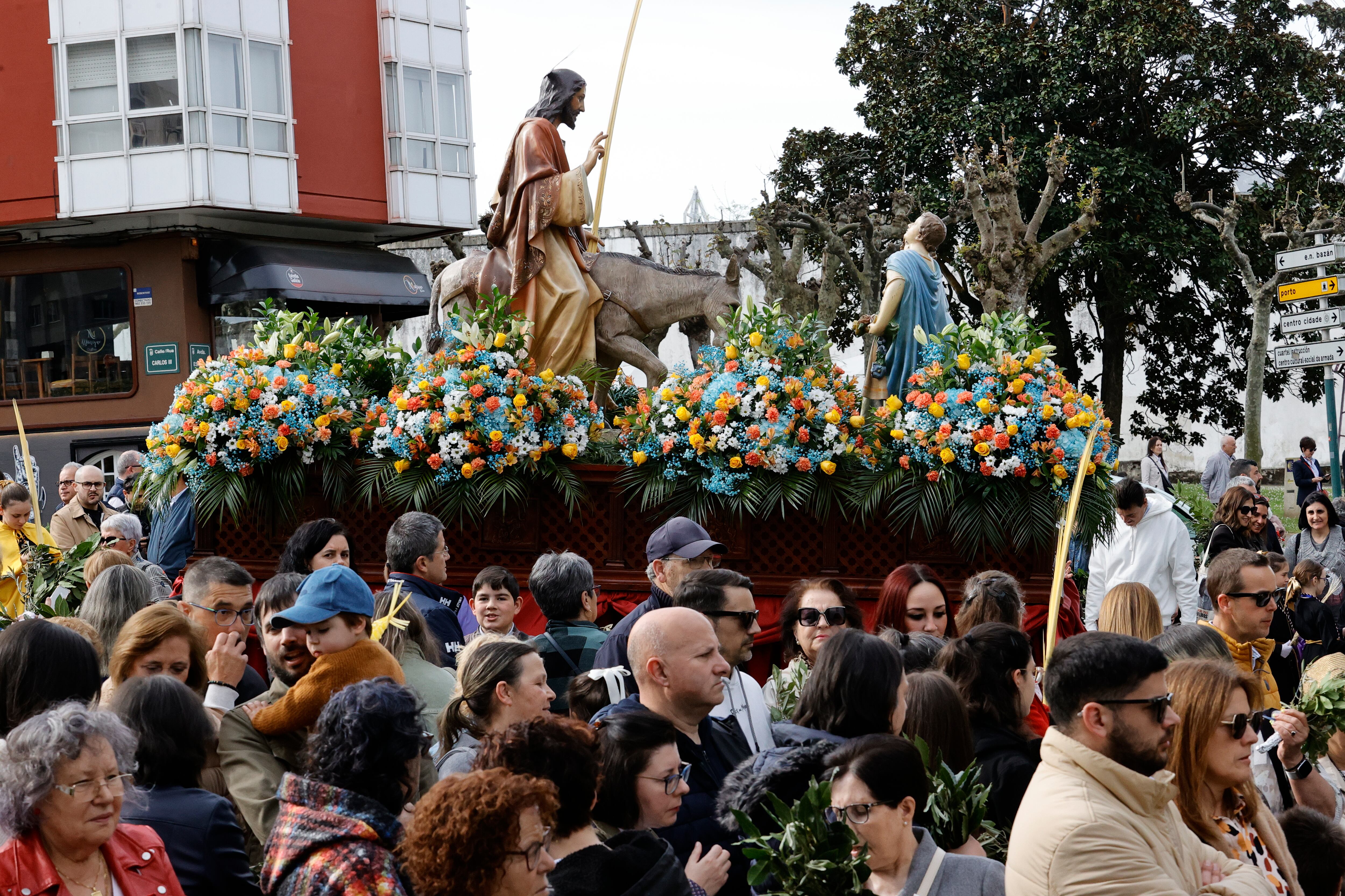 La cofradía de las Angustias ha celebrado, como cada año, la primera procesión de la Semana Santa de Ferrol (foto: Kiko Delgado / EFE)