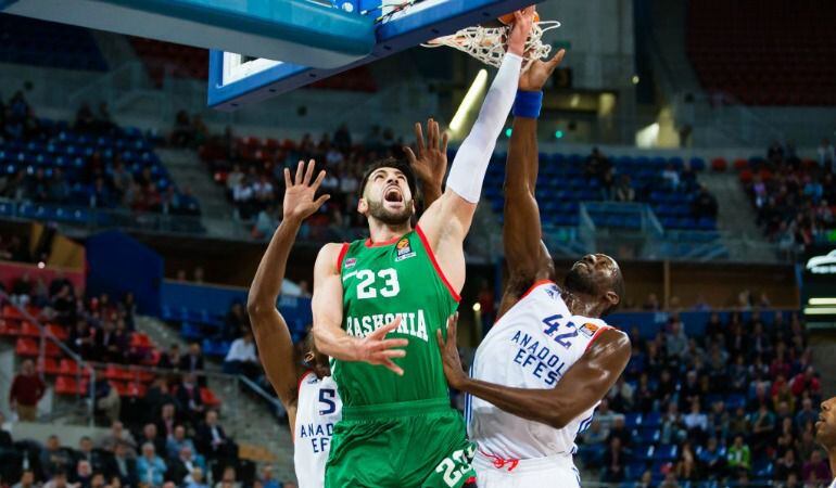 Toko Shengelia hizo un gran partido ante el Anadolu Efes de Estambul en el Buesa.