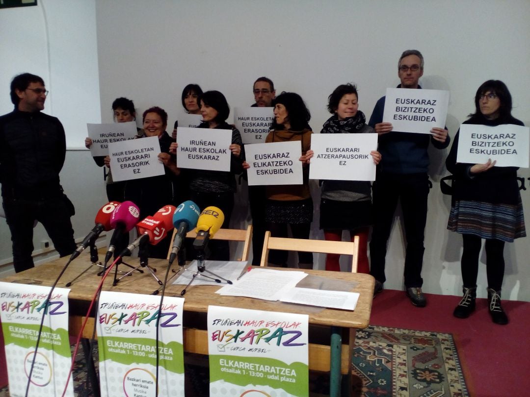 Familiares de alumnado de las escuelas infantiles de Pamplona en la rueda de prensa a favor de estos centros escolares