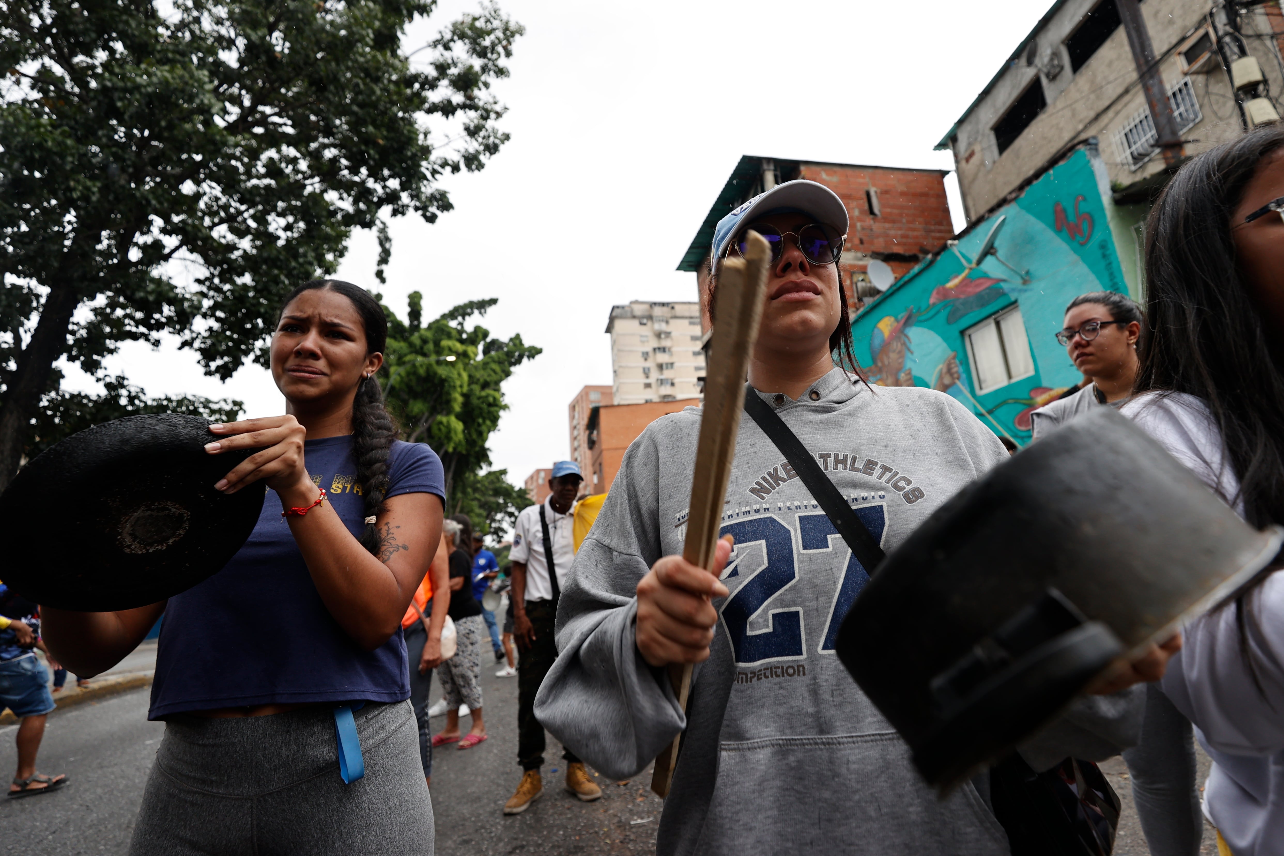 Personas golpean cacerolas en una manifestación luego de los resultados de las elecciones presidenciales este lunes, en Caracas (Venezuela). EFE/ Henry Chirinos