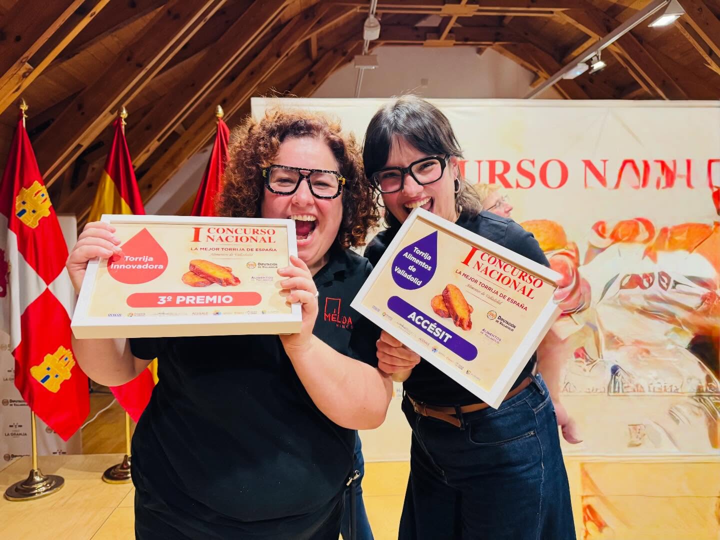 Las hermanas Herrera posan con los reconocimientos