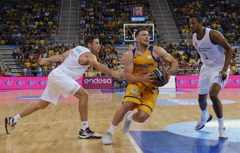 Gal Mekel entra a canasta entre el estadounidense Anthony Randolph y el francés Fabien Causeur, del Real Madrid.