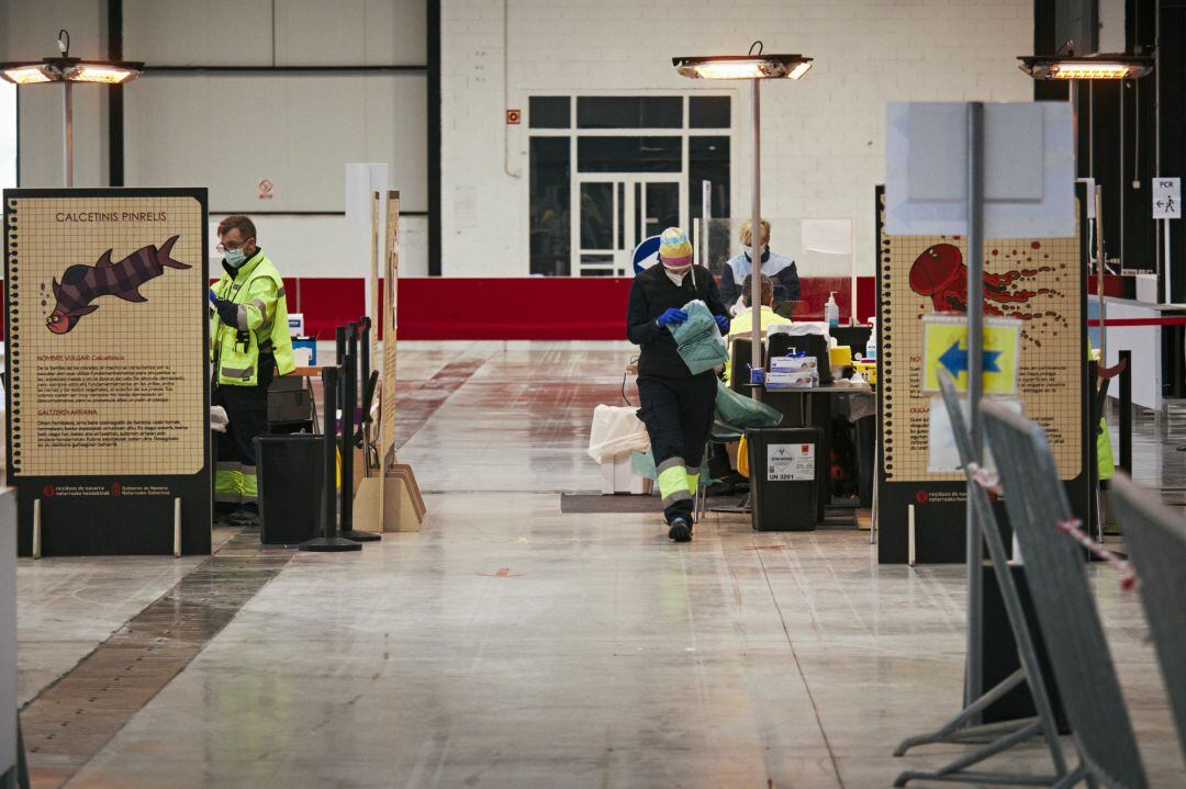 Profesionales sanitarios se preparan para realizar test de antígenos o PCR de detección del COVID-19 al Recinto ferial de Navarra