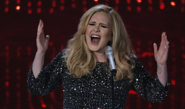 La cantante Adele durante su actuación en la gala de los Oscar 2013