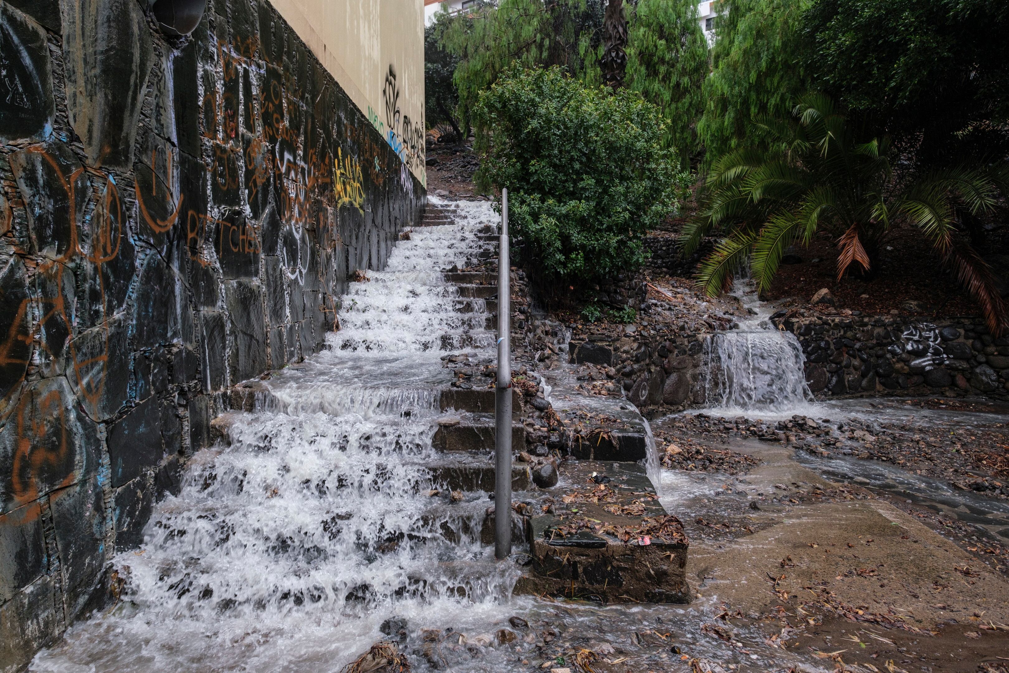 -FOTODELDÍA- GRAFCAN152. LAS PALMAS DE GRAN CANARIA, 25/09/2022.- El paso cerca de Canarias de la tormenta tropical Hermine, ya degradada a depresión tropical, está dejando una lluvia copiosa sobre Gran Canaria y su capital, Las Palmas, causando un gran número de incidencias, aunque no graves. EFE/Ángel Medina G.
