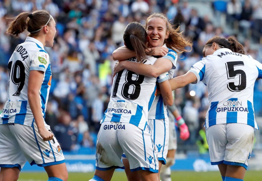 Las jugadoras de la Real celebran el segundo en Anoeta. 