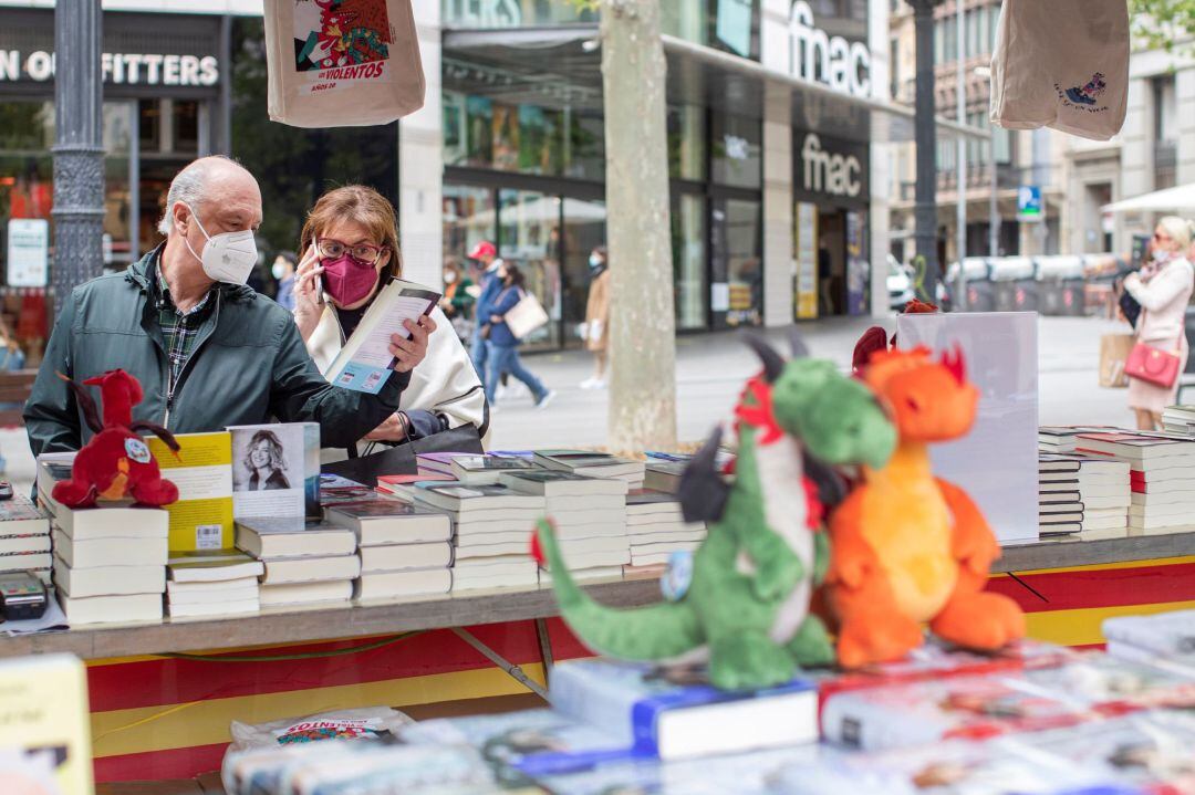 Uns clients busquen llibres