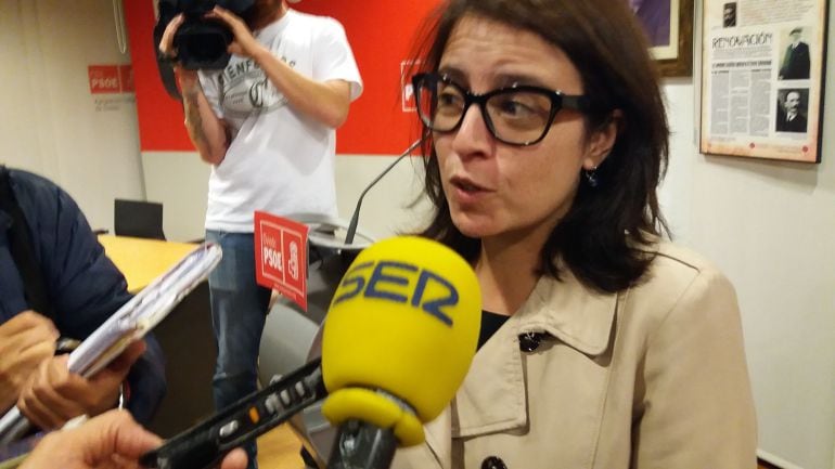 Adriana Lastra, diputada socialista en el Congreso atiende a los medio de comunicación antes de participar en un acto en la Agrupación Socialista de Oviedo.