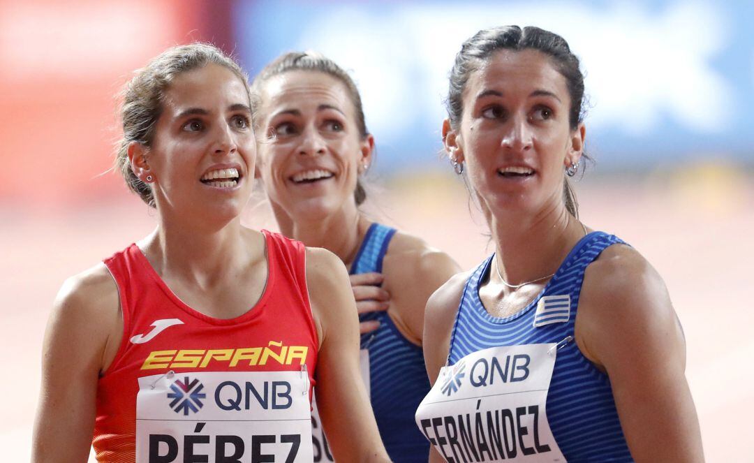 La atleta española Marta Pérez (i) junto a la uruguaya María Pia Fernández (d) tras la serie clasificatoria femenina de 1500 metros en Doha.