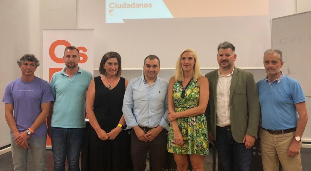 La nueva Junta Directiva junto al Secretario de Organización, Sergio García 