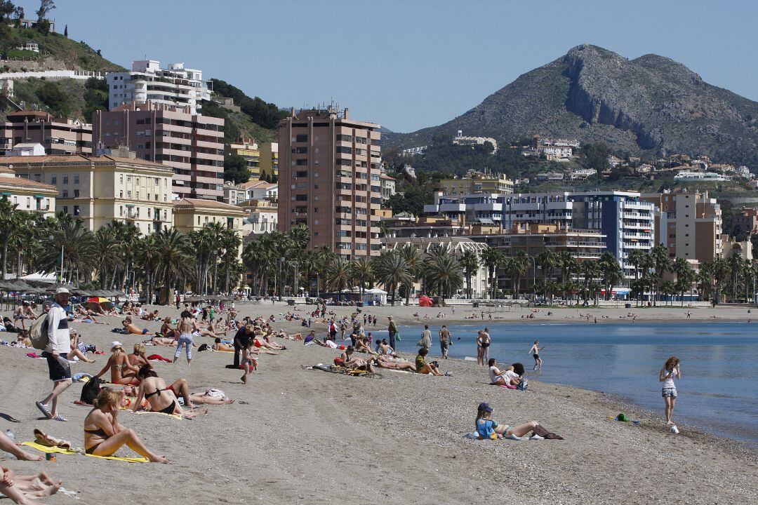 Turistas en las playas de Málaga capital