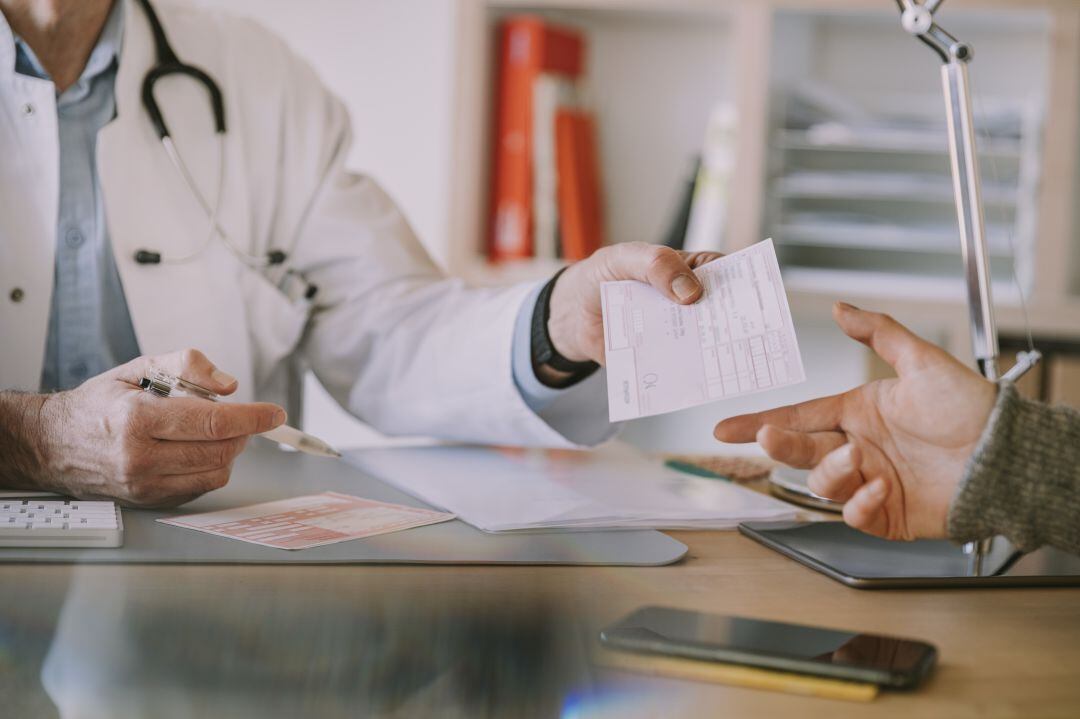 Médico de Atención Primaria en la consulta de un centro de salud